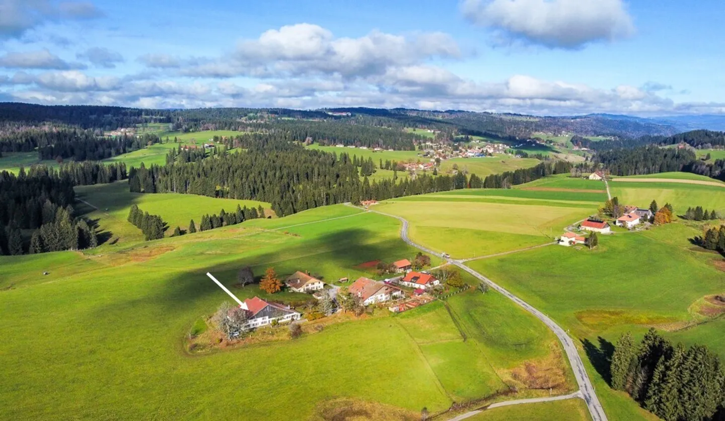 Magnificent renovated Neuchâtel semi-detached farmhouse with 6.5 rooms - Photo 2 of 13