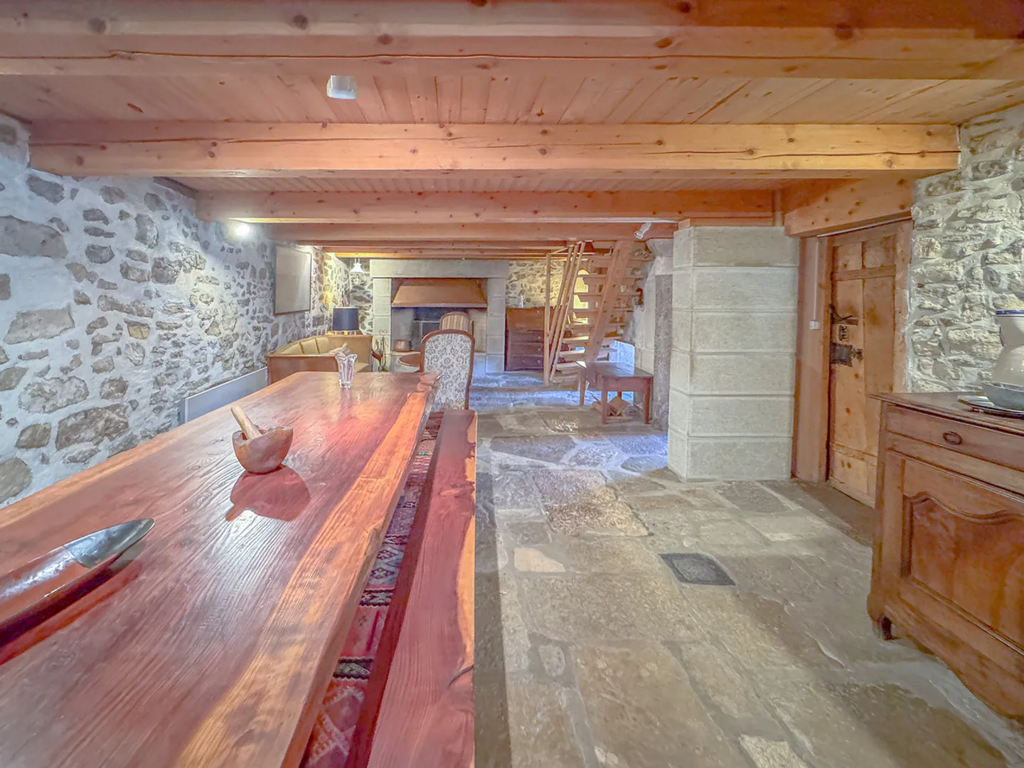 Magnificent renovated Neuchâtel semi-detached farmhouse with 6.5 rooms - Photo 8 of 13