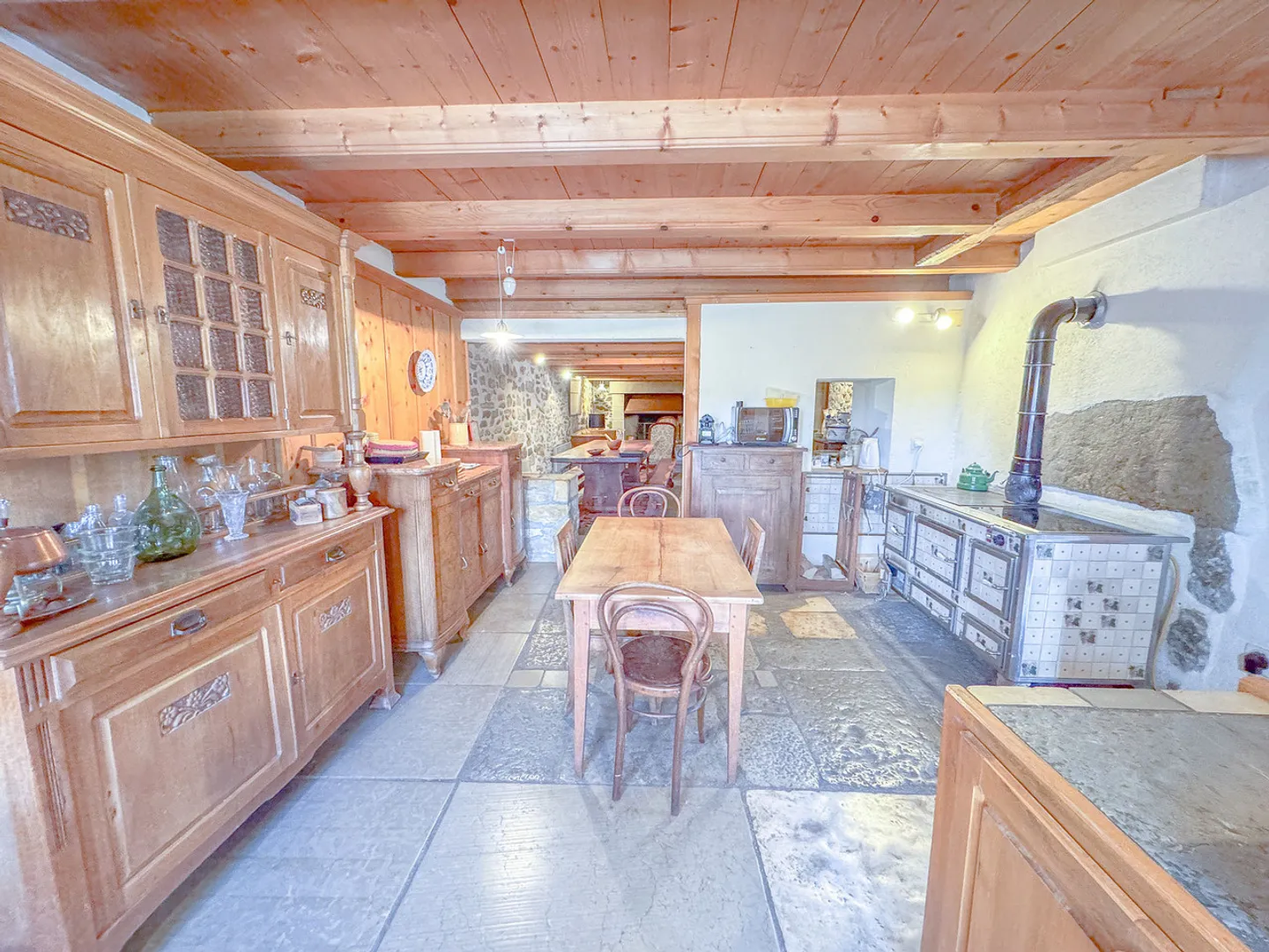 Magnificent renovated Neuchâtel semi-detached farmhouse with 6.5 rooms - Photo 4 of 13