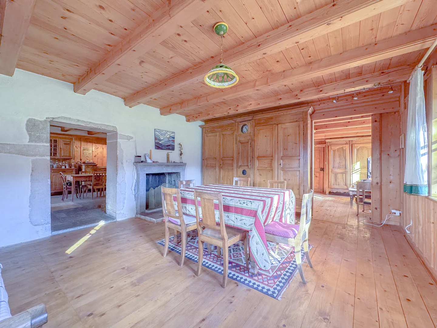 Magnificent renovated Neuchâtel semi-detached farmhouse with 6.5 rooms - Photo 6 of 13