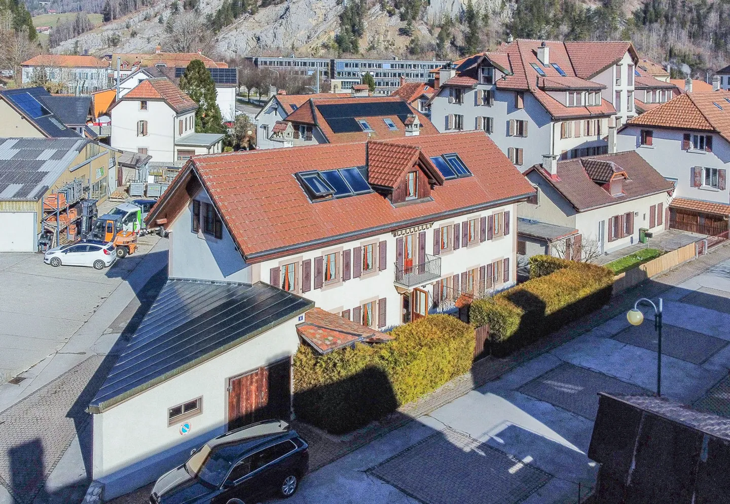 Casa familiare con garage nel cuore di Fleurier - Foto 1 di 13