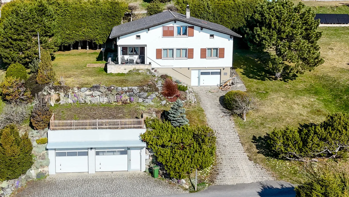 4.5-room chalet with access tunnel leading to 3 garages - Photo 1 of 13