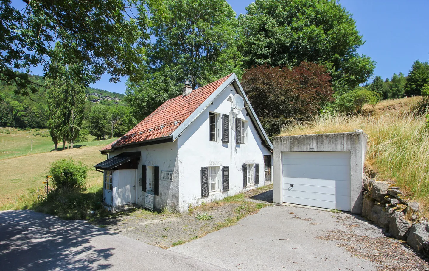 4,5-Zimmer-Einfamilienhaus mit Garage zu renovieren - Foto 1 von 13