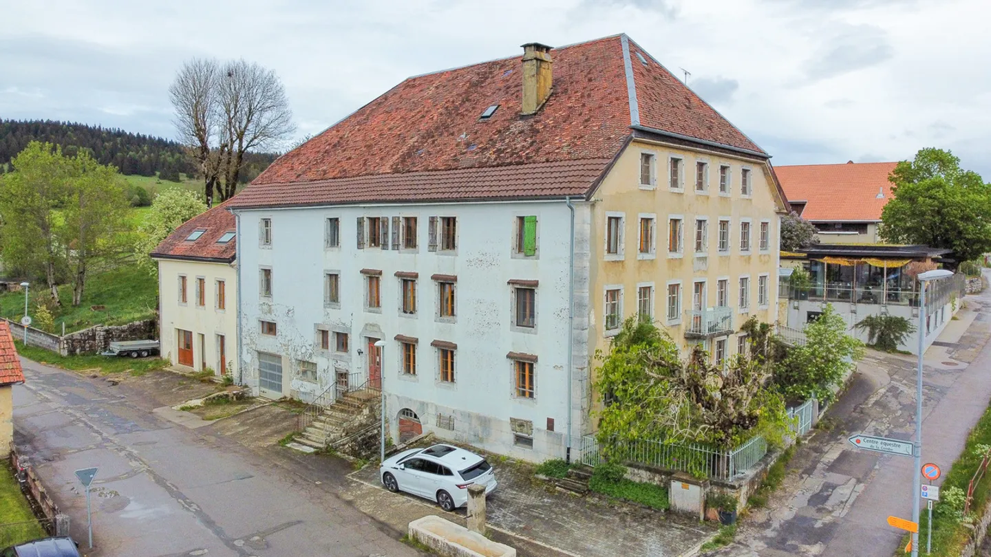 Einfamilienhaus mit Mietgebäude und verschiedenen Nebengebäuden - Foto 1 von 13