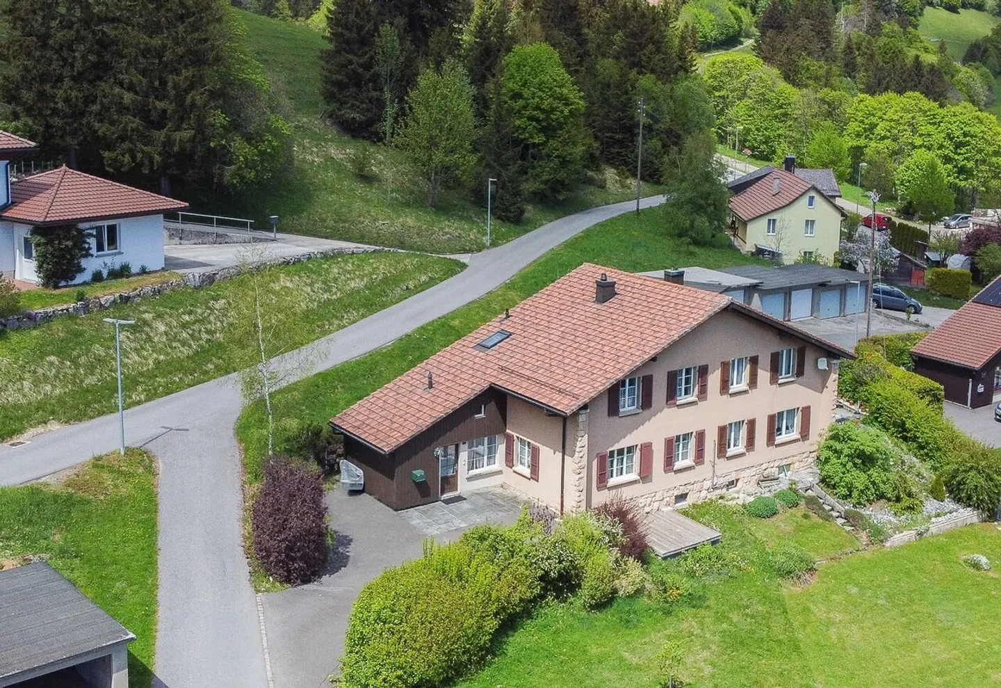 Maison mitoyenne avec jardin - Photo 1 sur 13