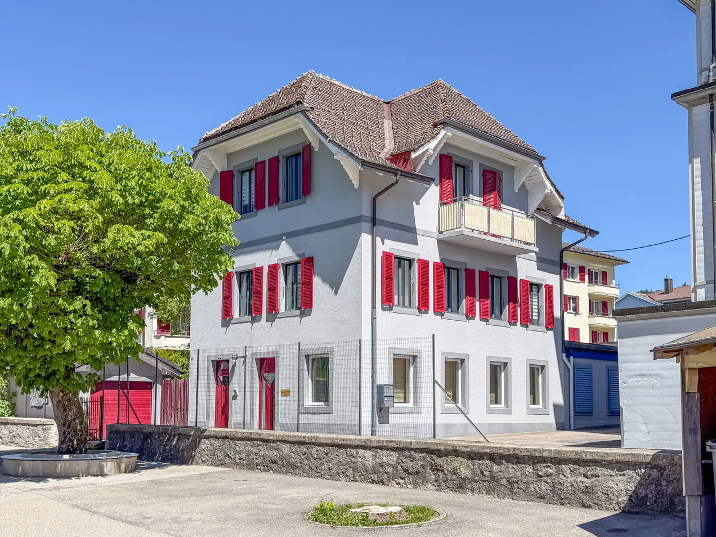 Casa con 2 appartamenti, 1 spazio commerciale e 1 garage a Ste-Croix - Foto 1 di 13