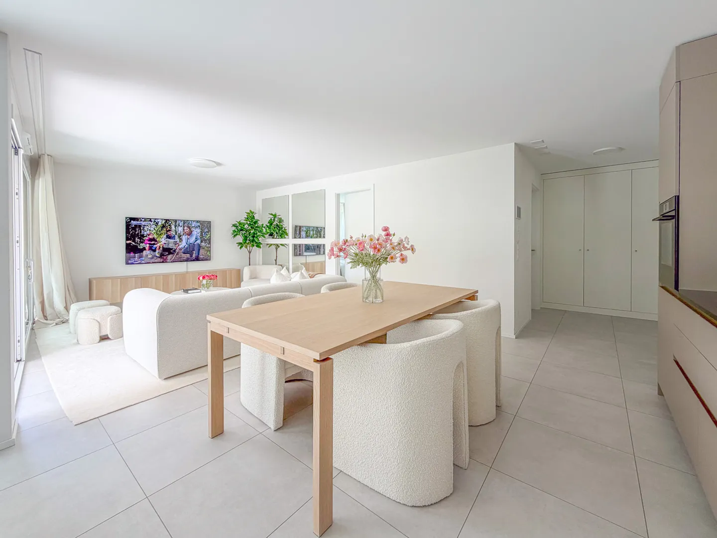 2.5-room apartment on the ground floor with large garden and terrace - Photo 2 of 13