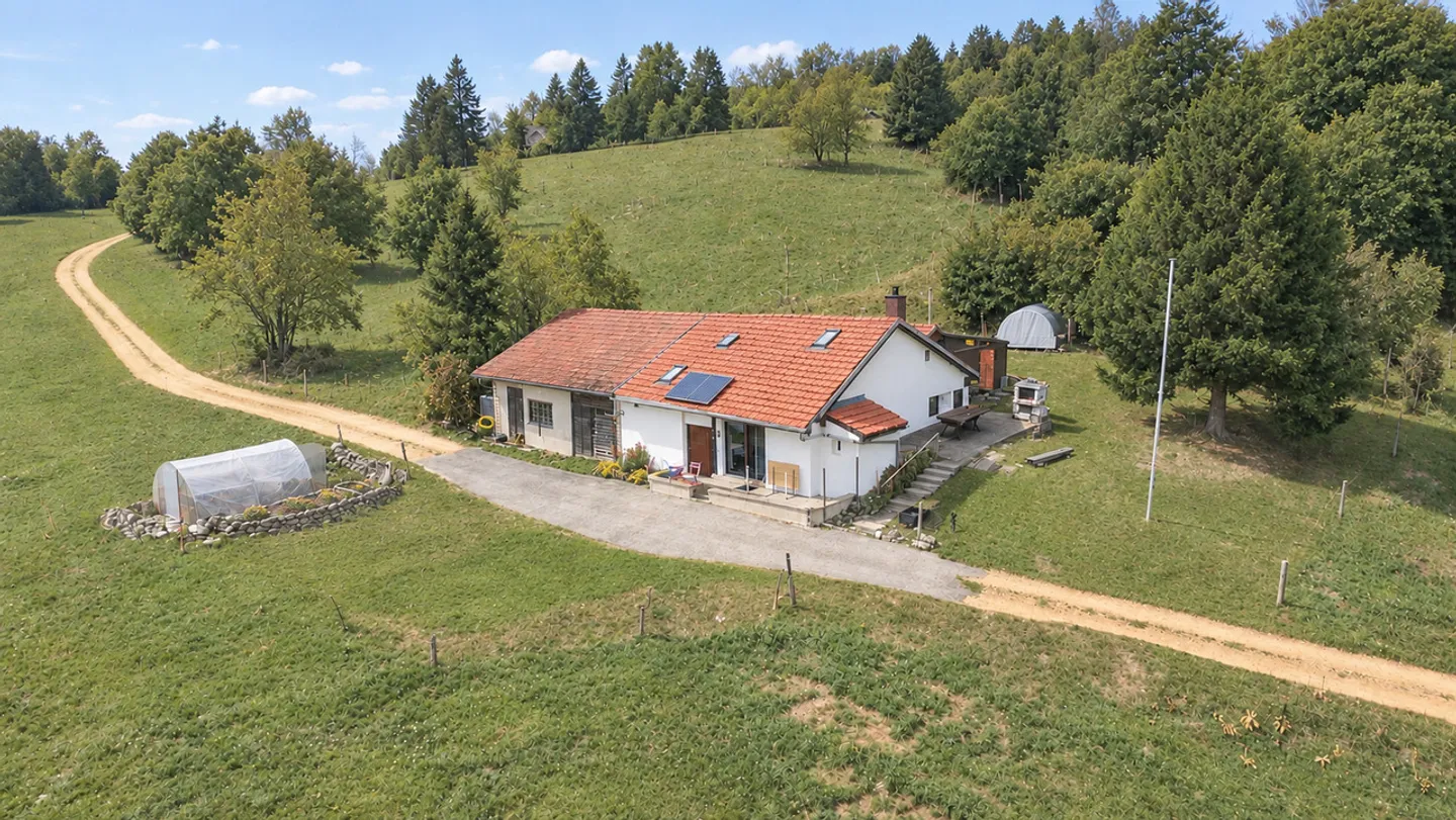 Chalet de 3.5 pces au coeur de la nature - résidence secondaire - Foto 1 di 13