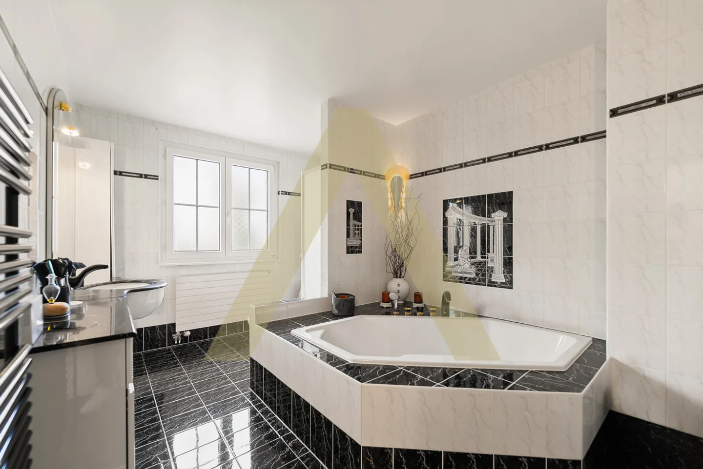 Una villa dai volumi eccezionali, a due passi dalla spiaggia - Foto 10 di 11