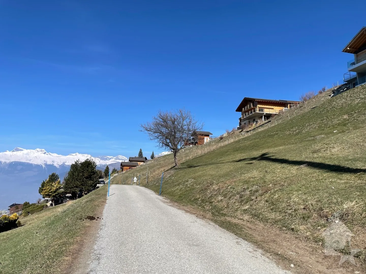 Wunderschönes Baugrundstück mit Baugenehmigung für ein Chalet - Foto 2 von 8