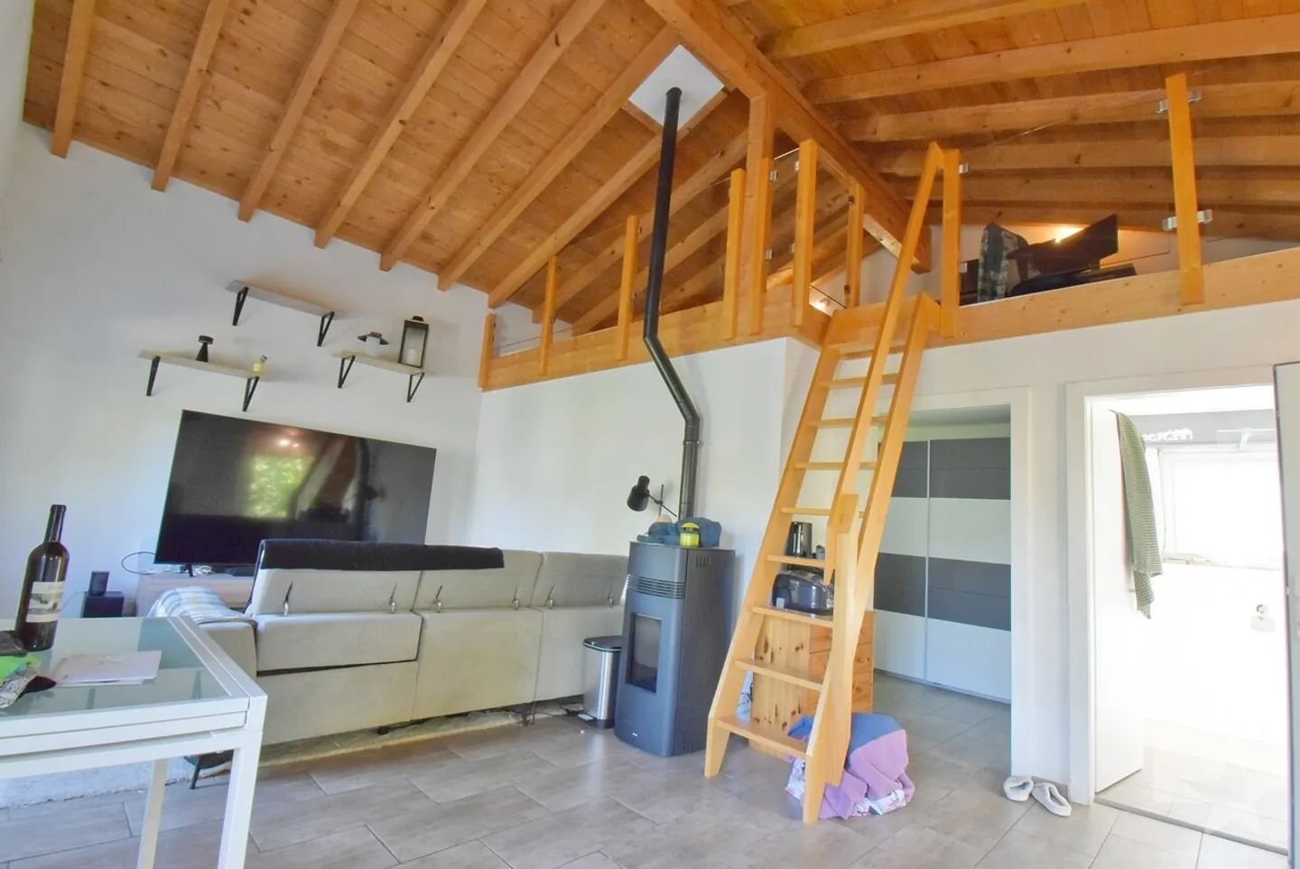 Beautiful small renovated house in a quiet area on a lovely plot - Photo 6 of 13
