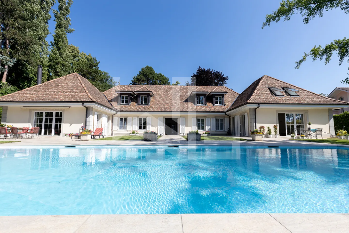 Elegant discreet property by the lake - Photo 2 of 10