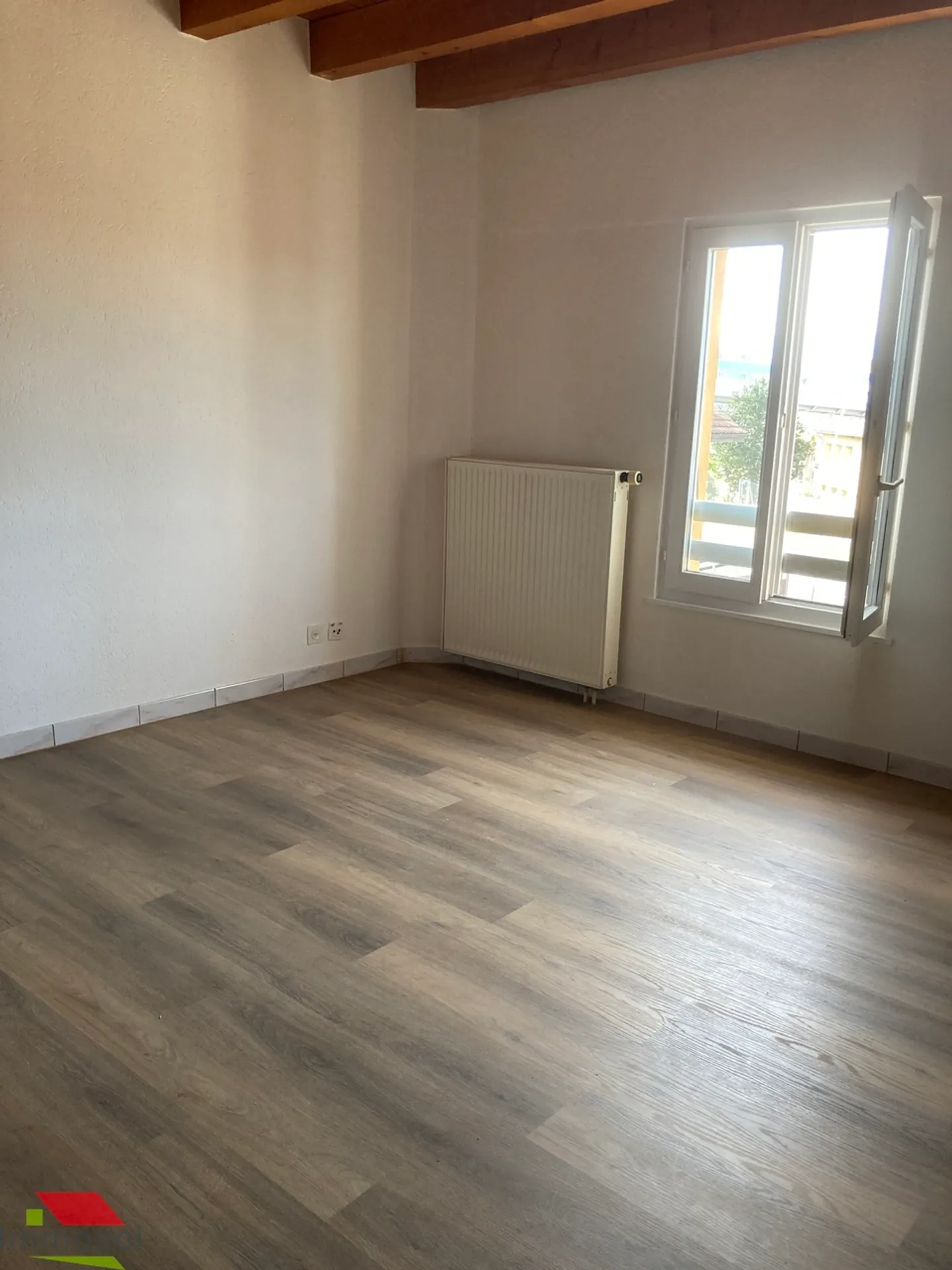 Renoviertes Studio mit ausgestatteter Küche und Duschbad - Foto 1 von 2