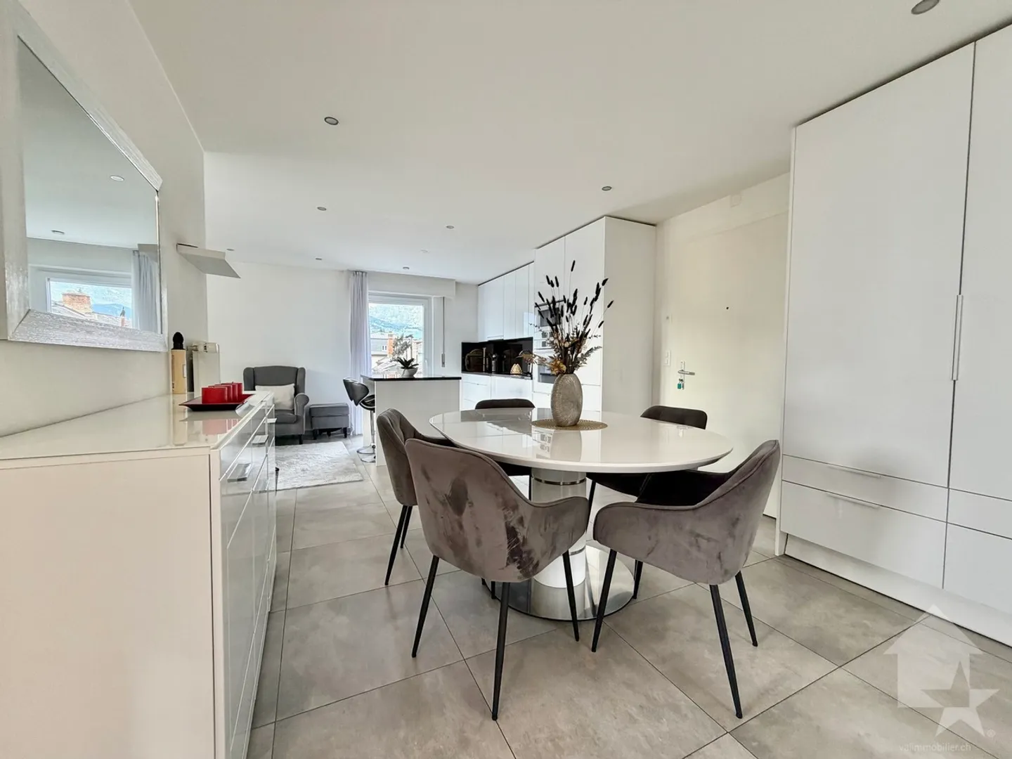 Renovated 3.5-room apartment with parking space - Photo 7 of 13