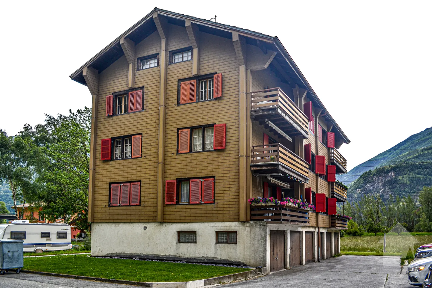 4,5-Zimmer-Wohnung mit einer Fläche von 80 m2 im 2. Stock eines kleinen Gebäudes. - Foto 1 von 13