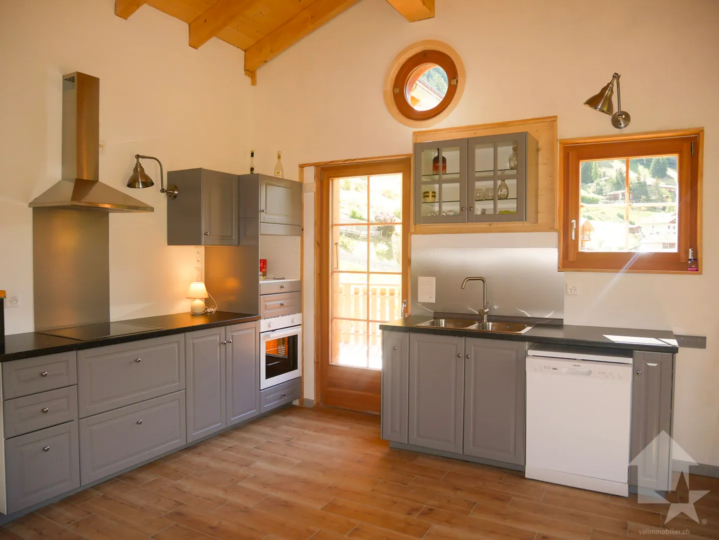 Superb new chalet in Liddes! Great sunshine and beautiful view! - Photo 4 of 13