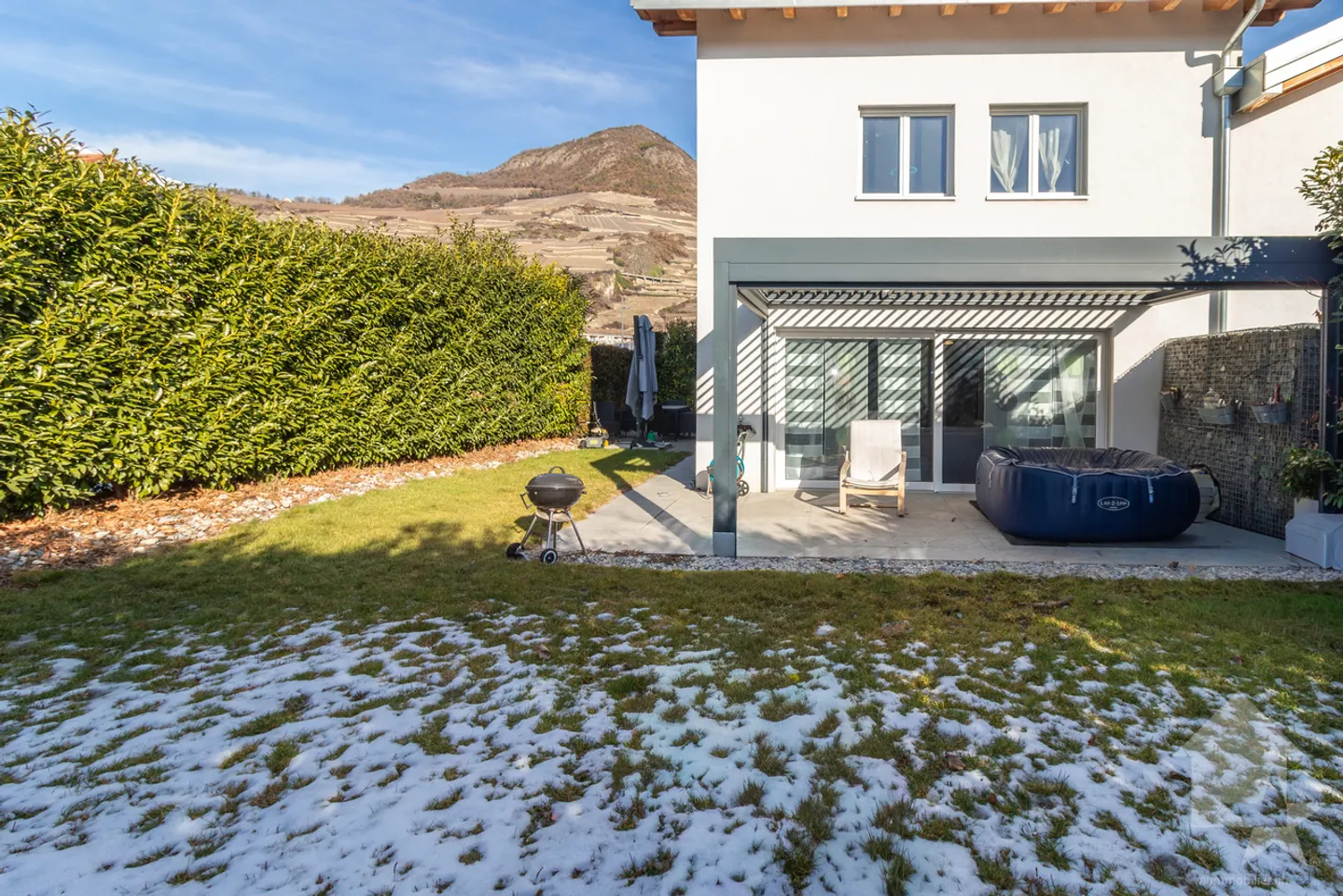 Villa moderne de 6 pièces contiguë avec de beaux espaces extérieurs - Foto 3 von 13