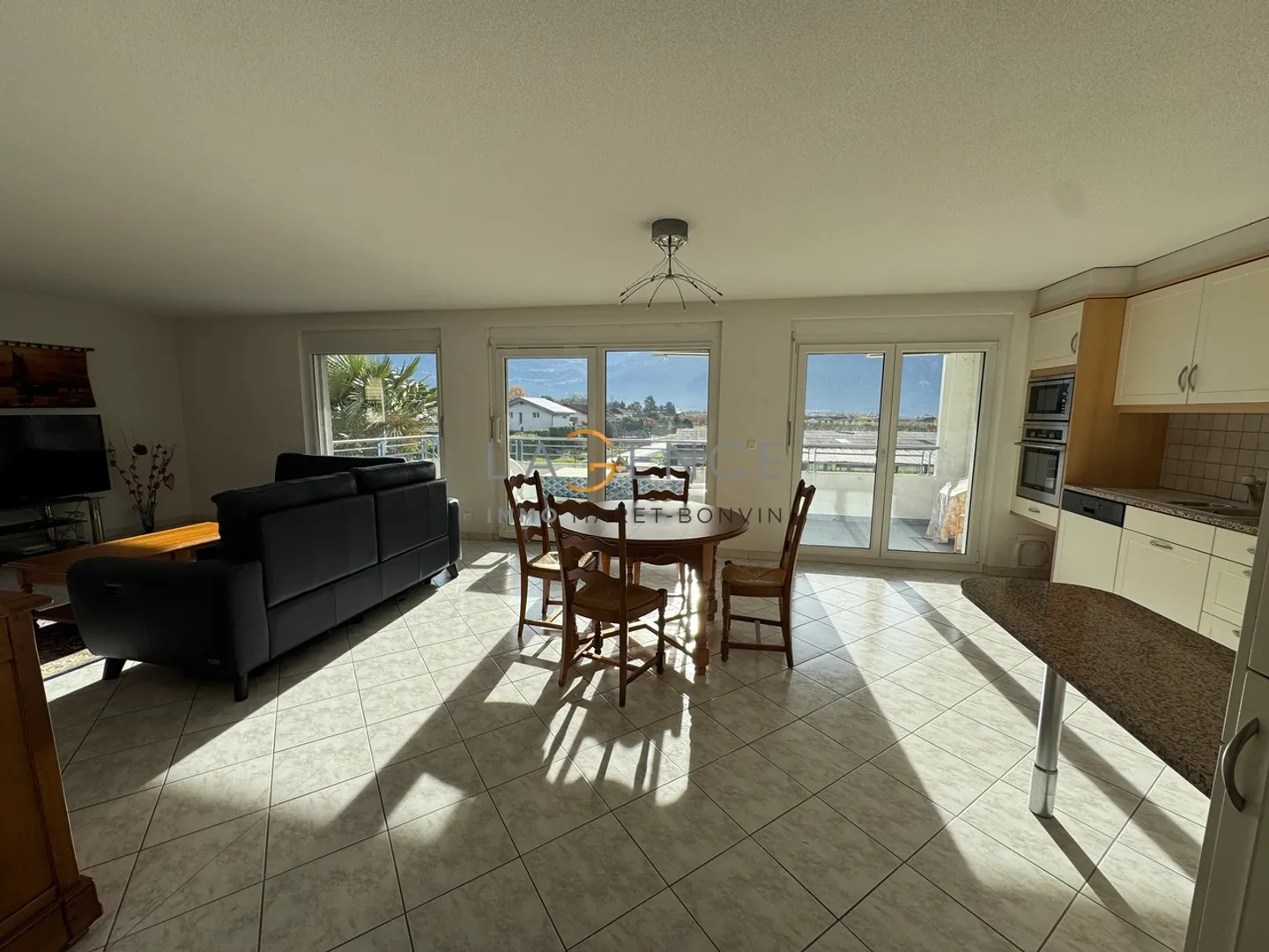 Spacious 4.5-room apartment with large balcony - Photo 2 of 6