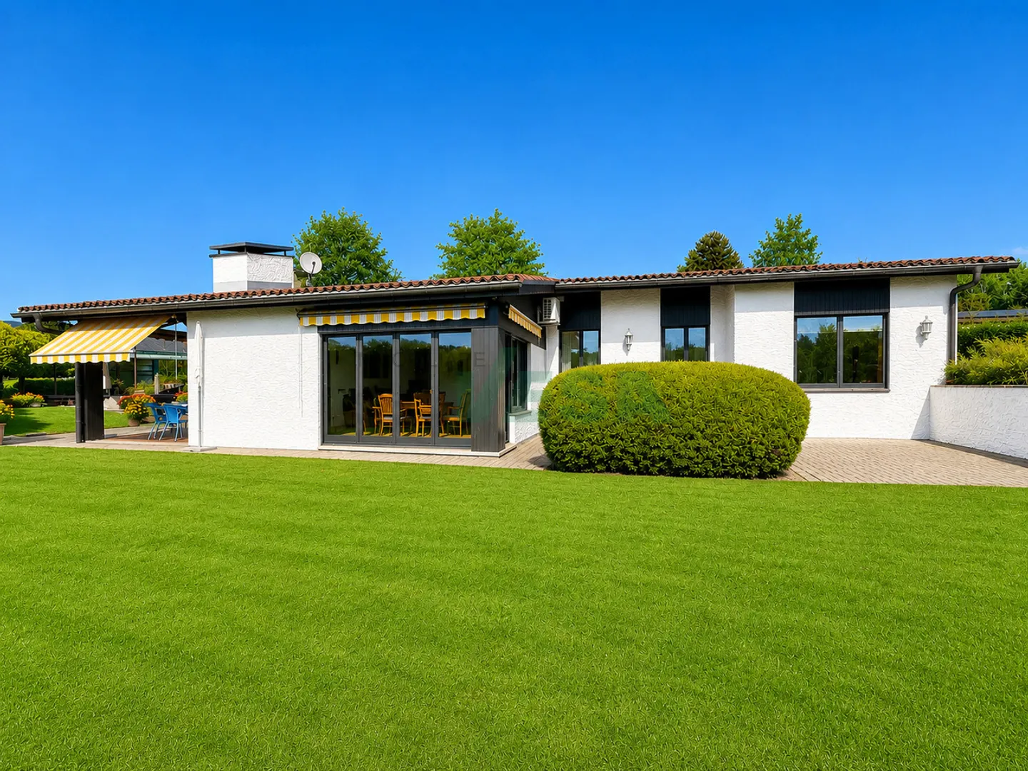 Cozy single-storey villa with beautiful garden and pool - Photo 1 of 13