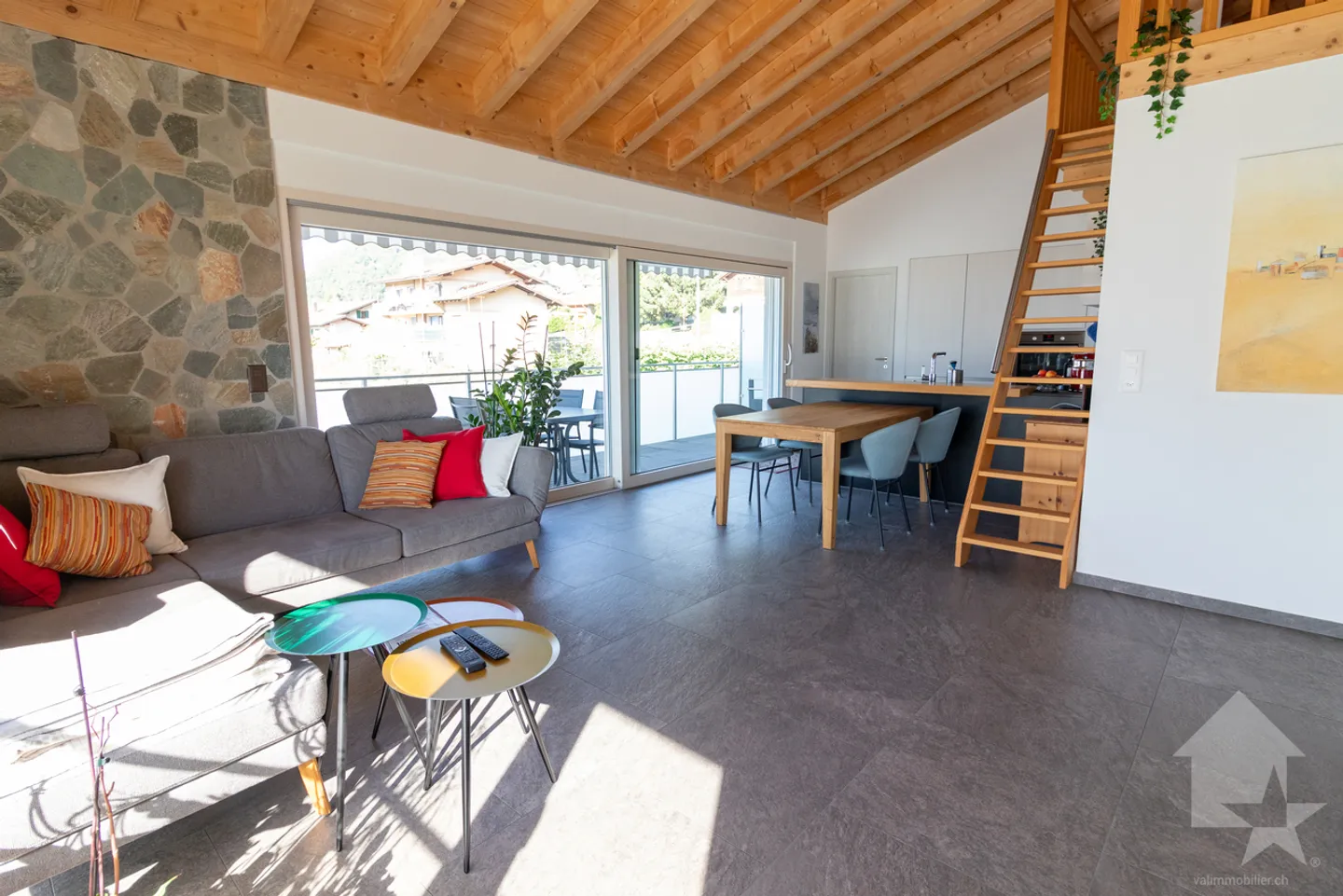 Magnificent attic apartment of 4.5 rooms - Photo 2 of 13
