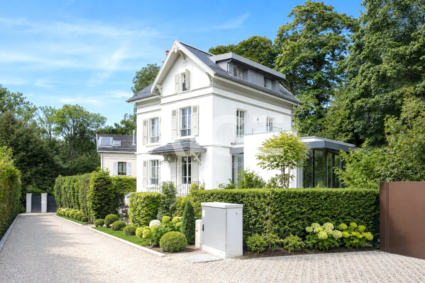 EXCLUSIVITY. Magnificent character villa fully renovated - Photo 2 of 8