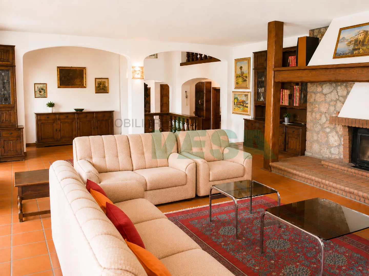 Elegante e spaziosa villa in stile mediterraneo con grande terreno - Photo 4 of 13