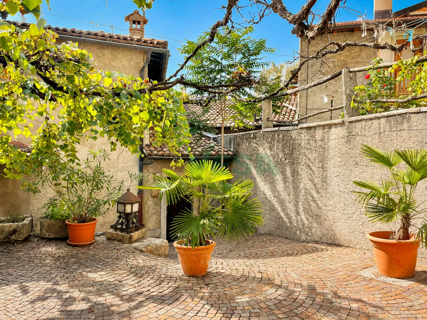Charming spacious core house with a large and beautiful garden - Photo 5 of 13