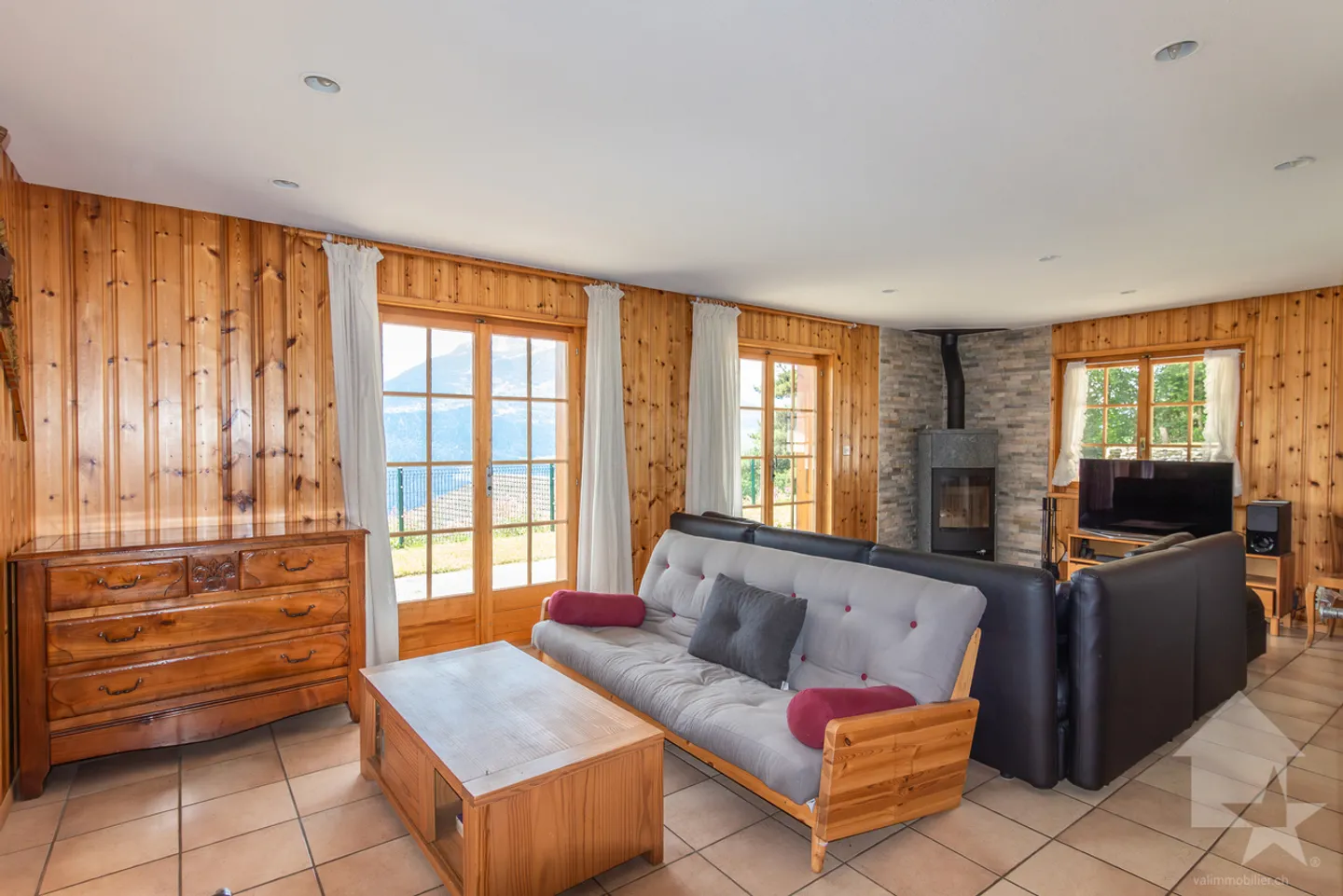 Charmant chalet jouissant d'une situation et d'une vue exceptionnelle - Photo 10 sur 13
