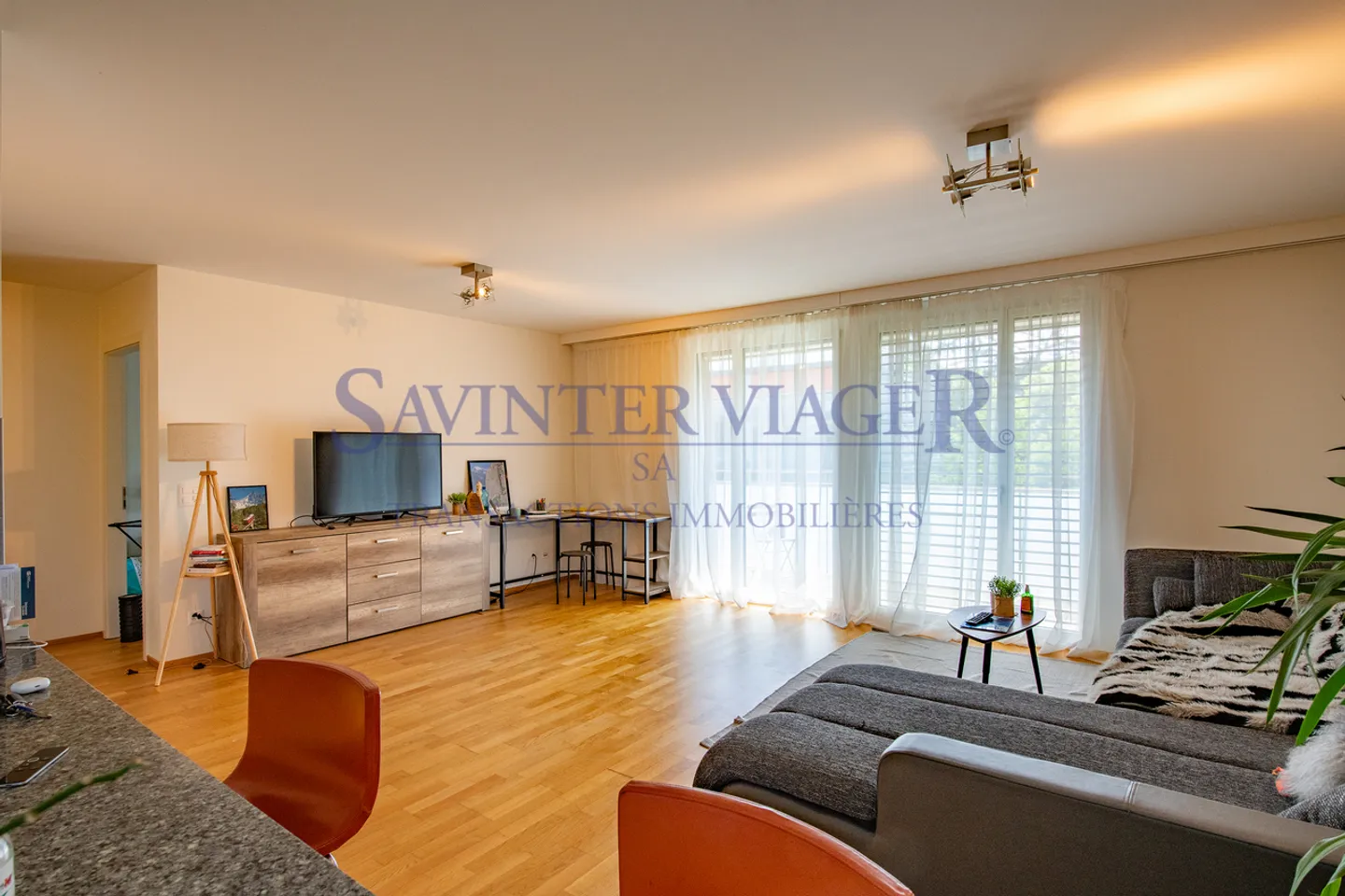 Carouge - Elegante 3-Zimmer-Wohnung mit großem Balkon und unverbautem Blick - Foto 3 von 13