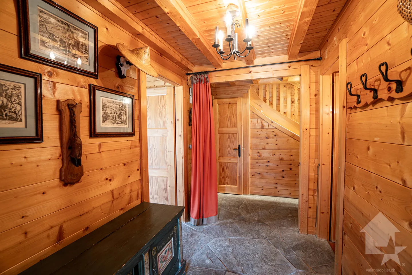 Charmantes Chalet mit zwei Wohnungen - eine 5.5-Zimmer-Maisonettewohnung und eine 2.5-Zimmer-Wohnung im Erdgeschoss - Foto 11 von 13