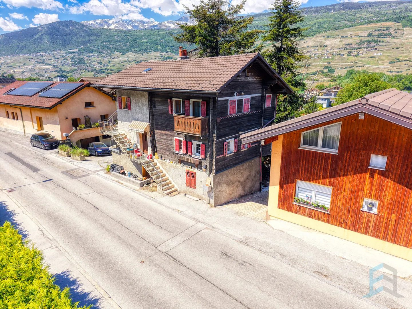 EXCLUSIVITE Immeuble de 3 appartements à rénover au centre du village - Foto 1 di 9