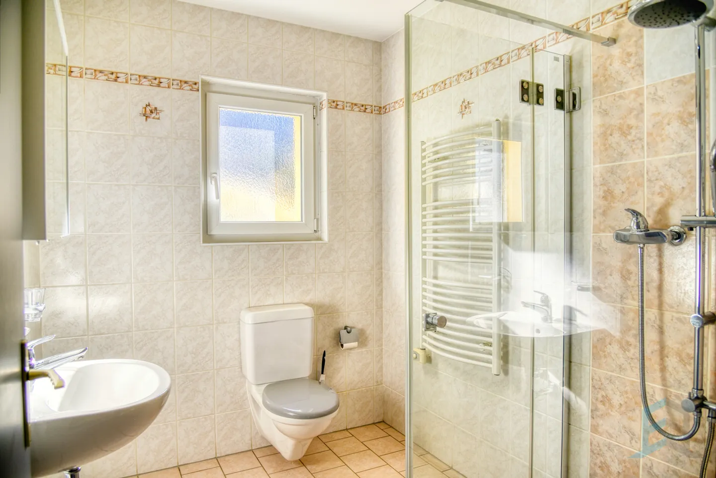 ESCLUSIVA Spaziosa villa indipendente di 5 ½ locali con giardino - Foto 5 di 13