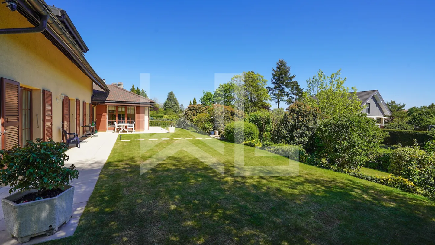 Family villa with large garden - Photo 10 of 13