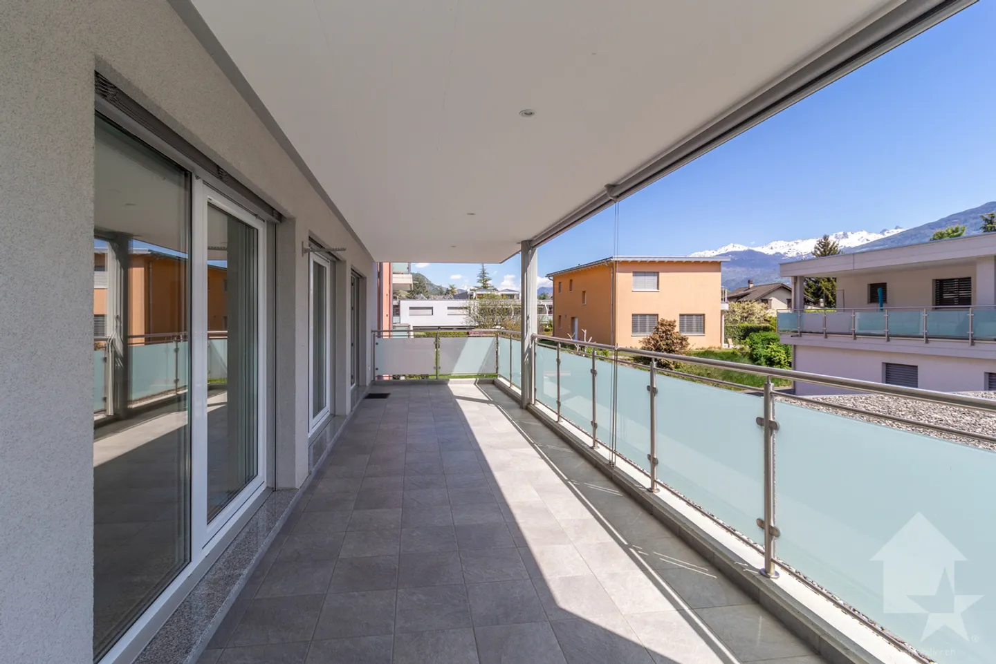 Spacieux appartement 4.5 pièces avec terrasse couverte de 34 m2 - Photo 4 sur 13
