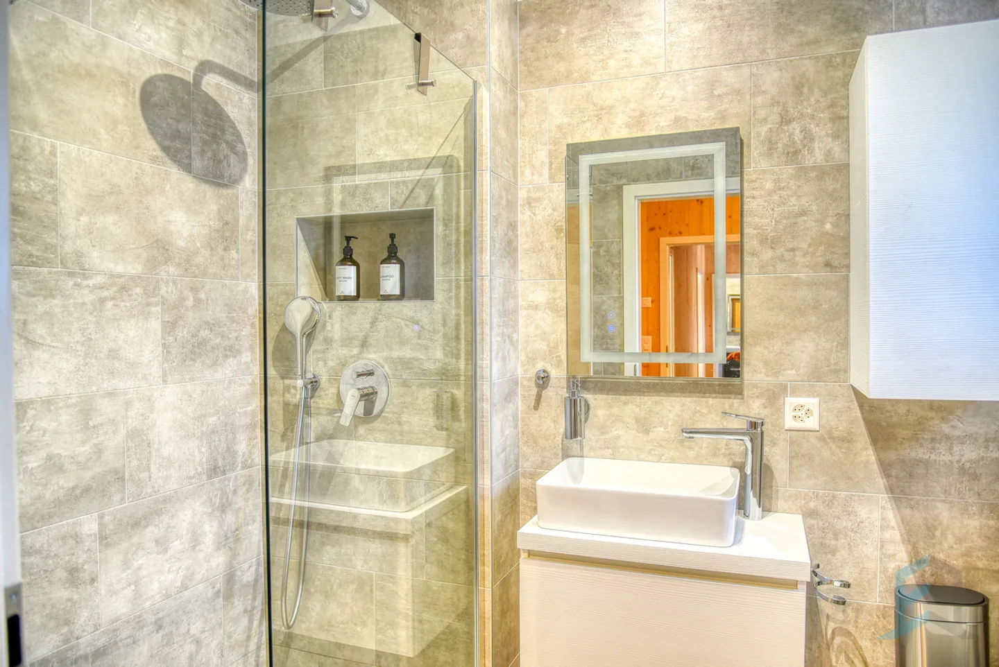 Exclusive detached villa with 5 ½ rooms and garden in Aproz - Photo 11 of 13