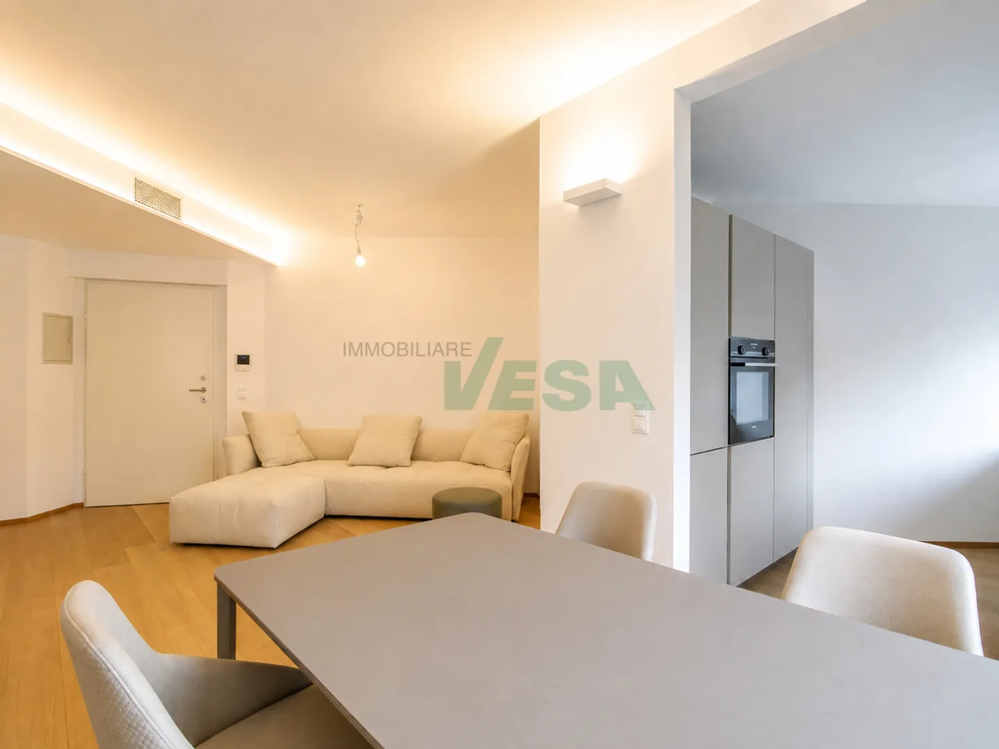 Bel appartement moderne 2,5 pièces meublé et central - Photo 3 sur 9