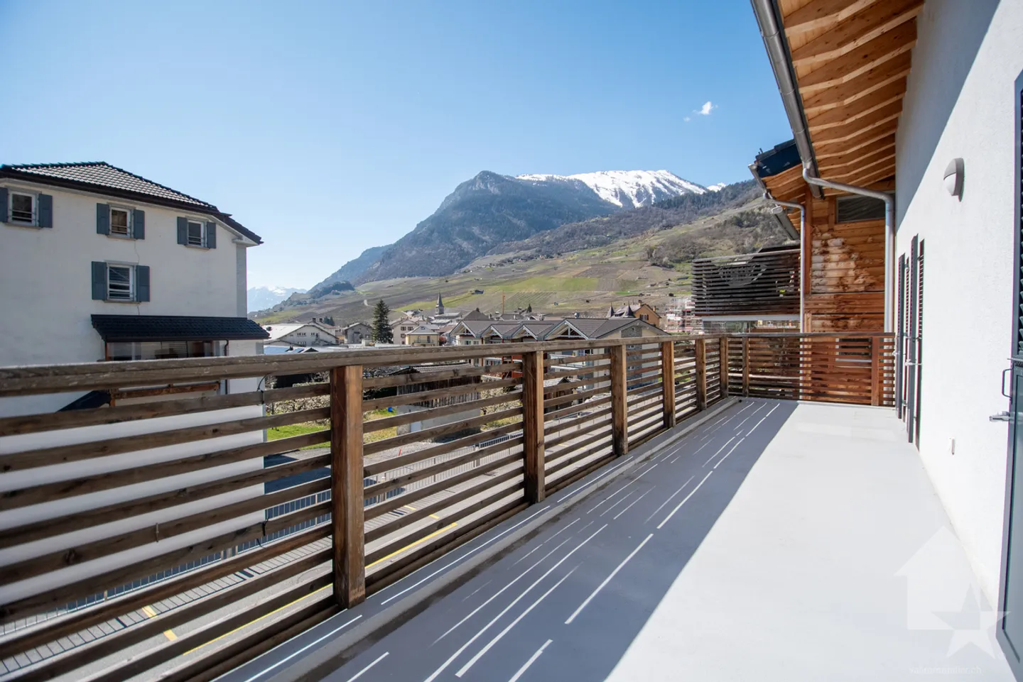 Spacious high-end duplex with 4.5 rooms in the center of Leytron - Photo 1 of 11