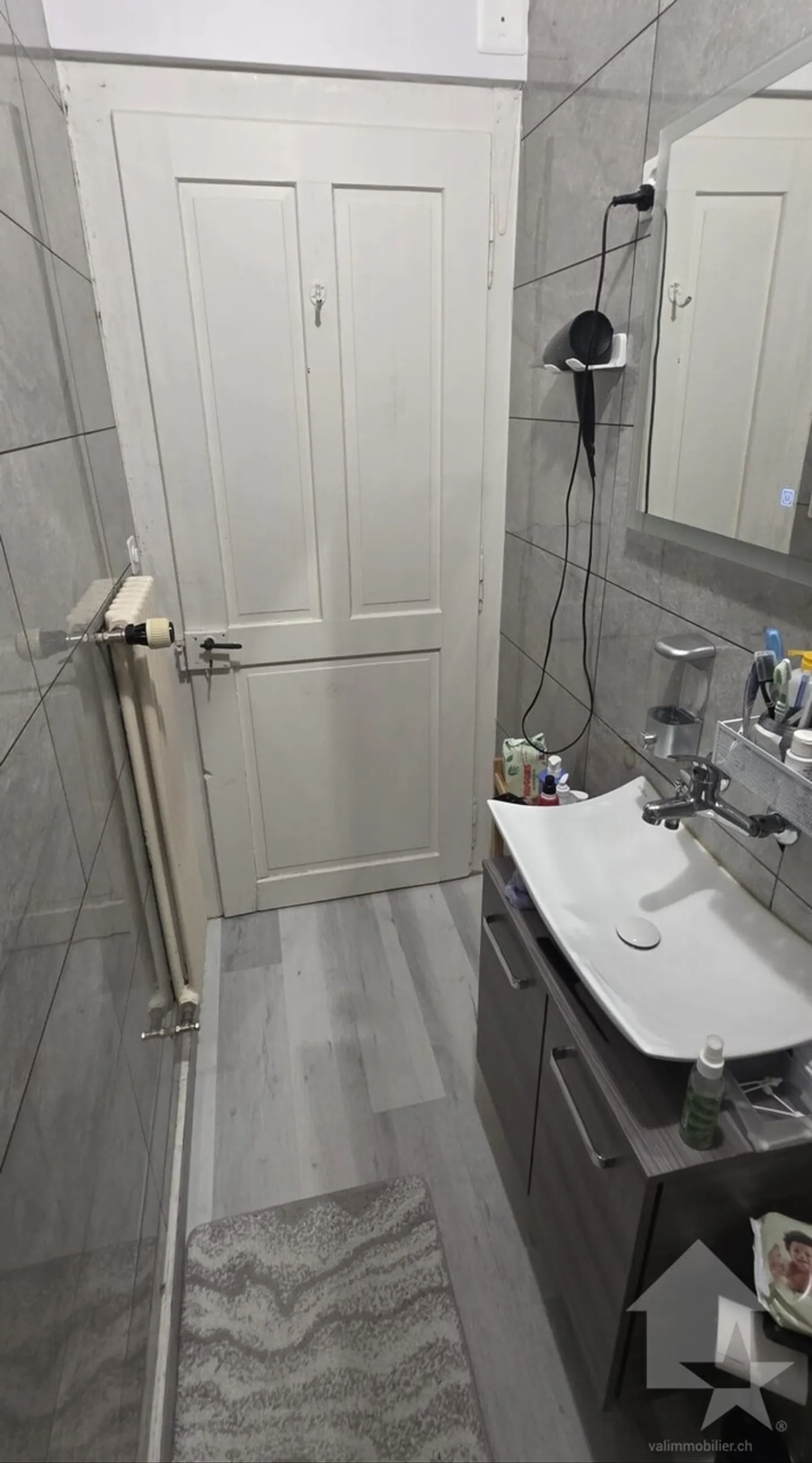 Schöne 2.5 Zimmer Wohnung, komplett renoviert mit einer Garagenbox! - Foto 6 von 7