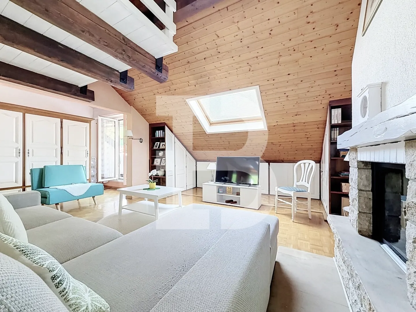 Charmant duplex en attique avec deux chambres - Photo 3 of 9