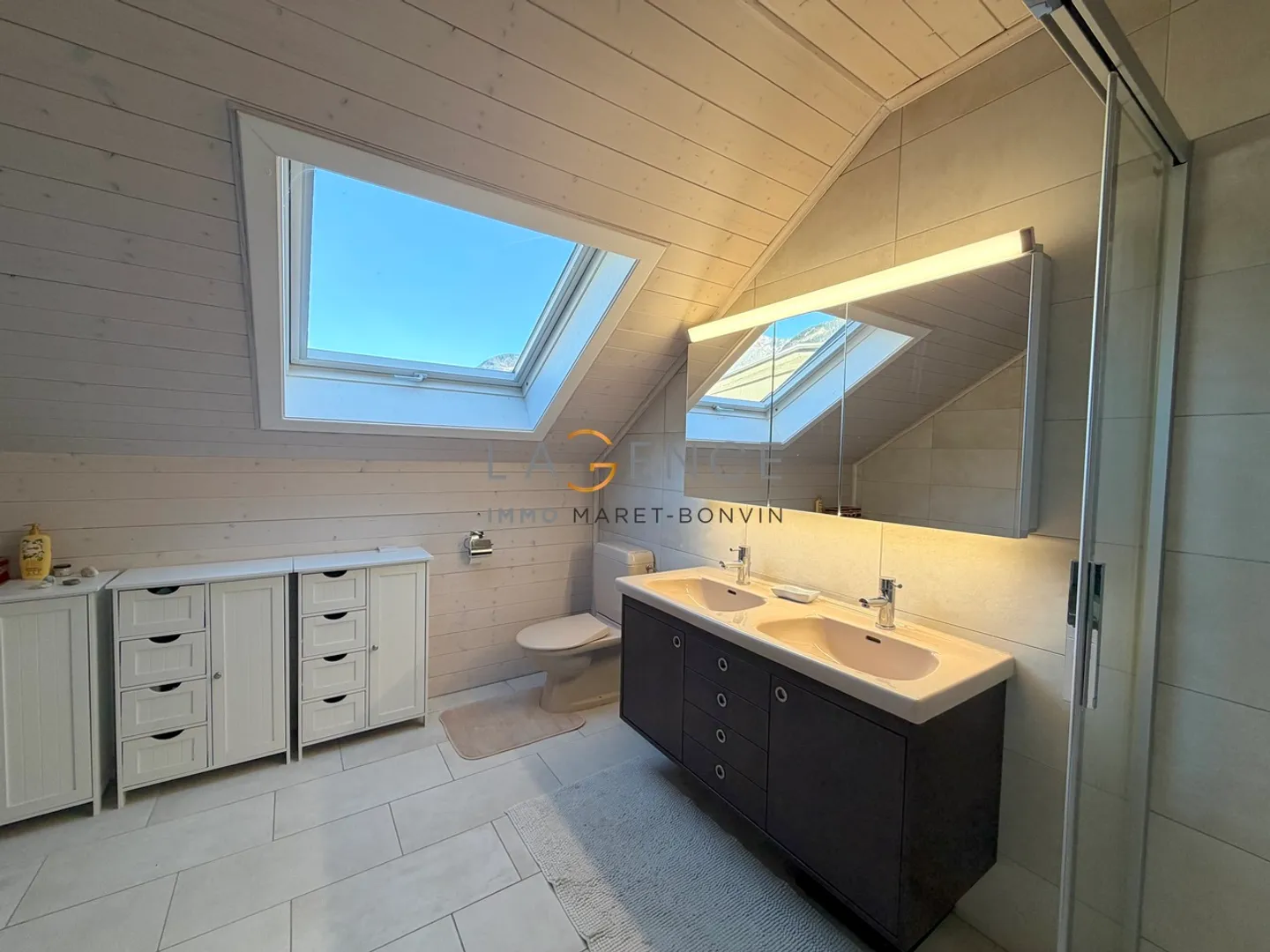 HIGH-STANDING VILLA WITH POOL - Photo 11 of 13