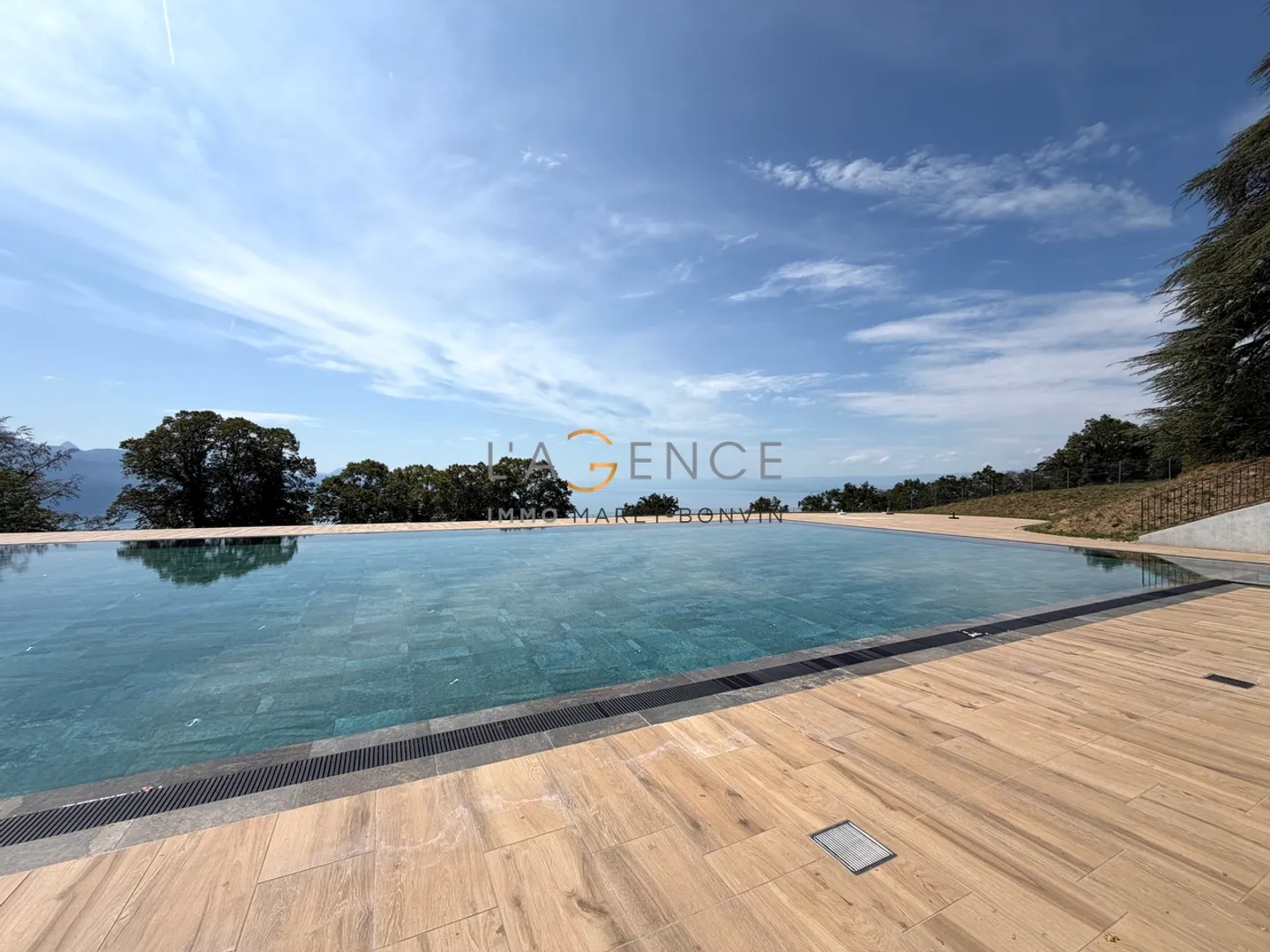 Appartement 3,5 pièces avec grand balcon, piscine et vue sur le lac - Photo 1 sur 8