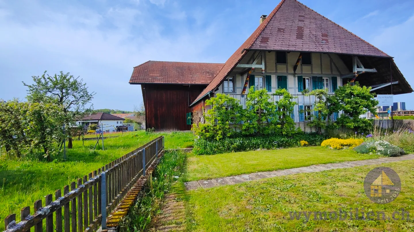 Farmhouse with 3 apartments + development potential! - Photo 1 of 13