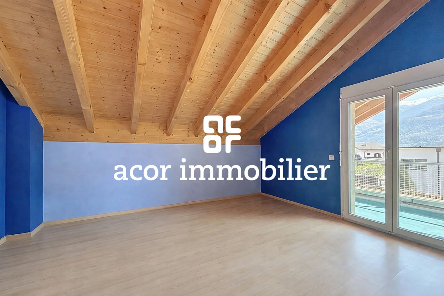 Spacious family villa with large garden and great potential - Photo 4 of 5