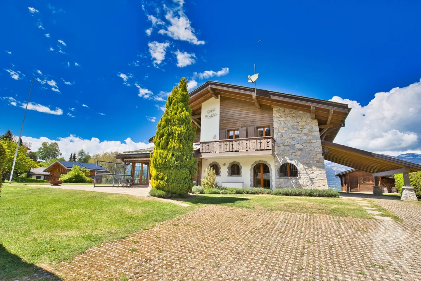 Chalet mit 2 Wohnungen auf einem großen Grundstück, außergewöhnliche Lage! - Foto 4 von 13