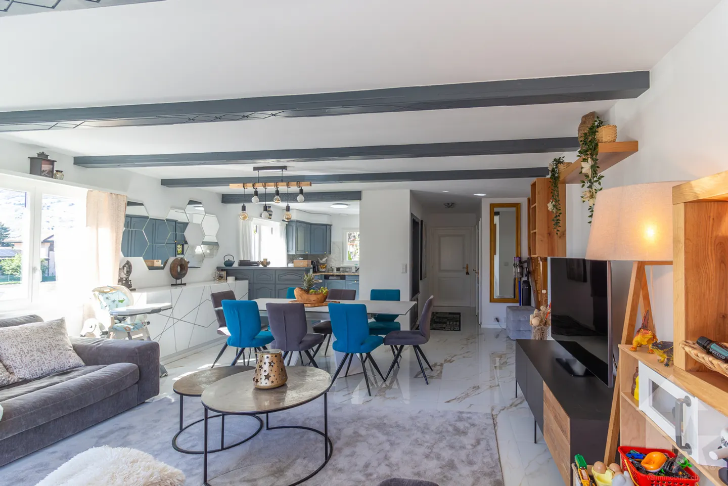 Casa di villaggio ristrutturata con 7,5 stanze, grande giardino e terrazze - Foto 9 di 13