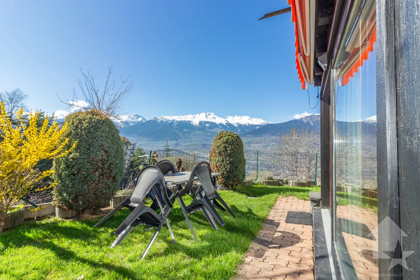 Charaktervolles Chalet mit zwei Wohnungen, idealer Lage und Aussicht - Foto 3 von 13