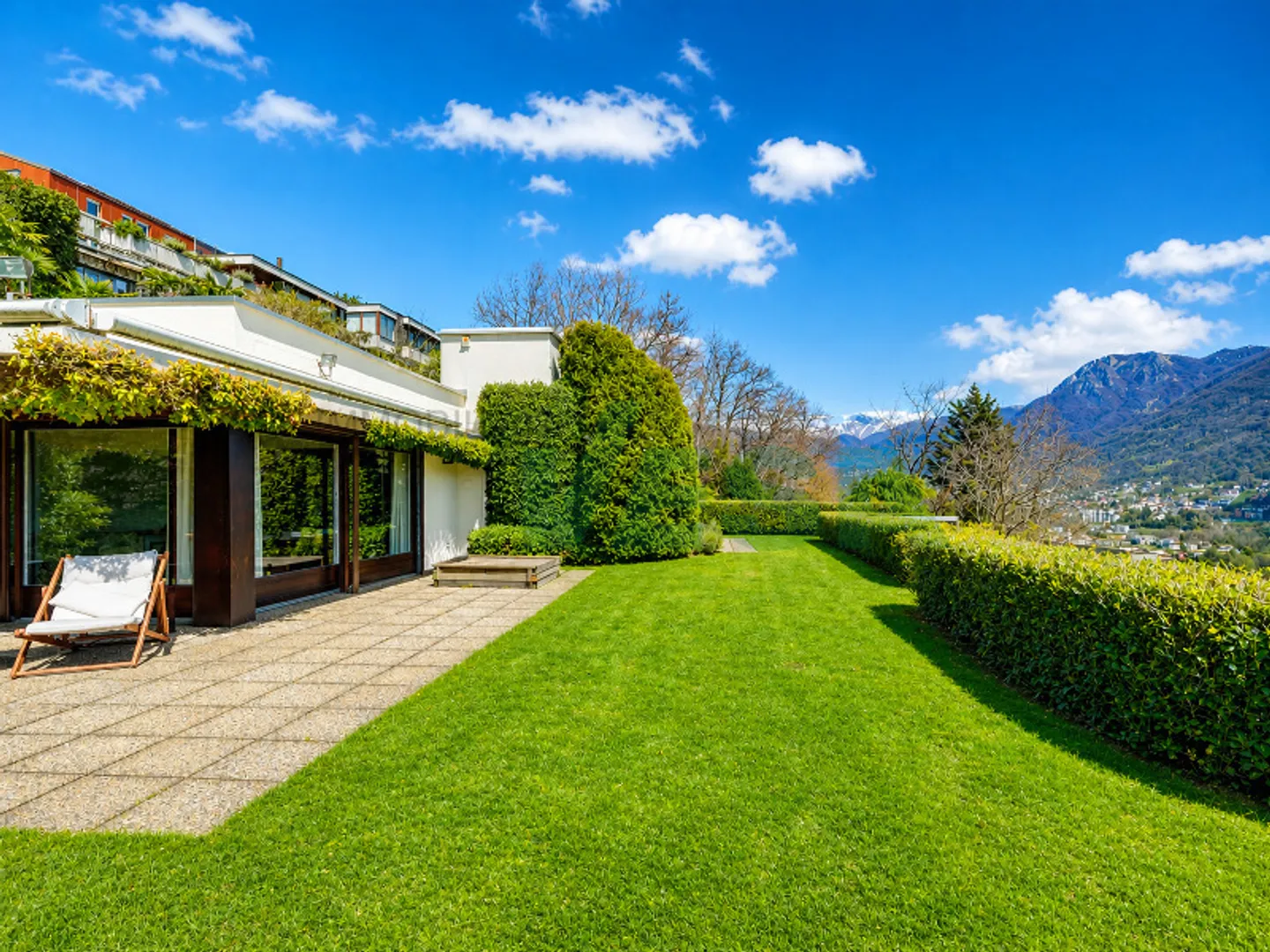 Stunning penthouse with fantastic lake view and beautiful garden - Photo 5 of 11