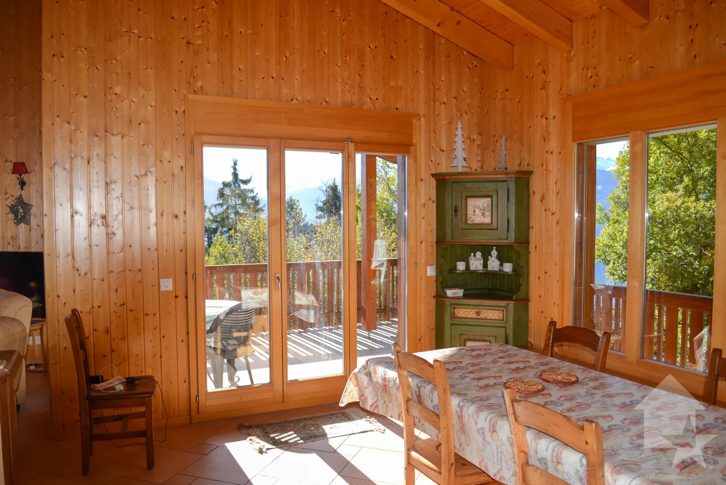 Magnificent high-end chalet with 5.5 rooms, 174 m², view of the Alps - Photo 3 of 13