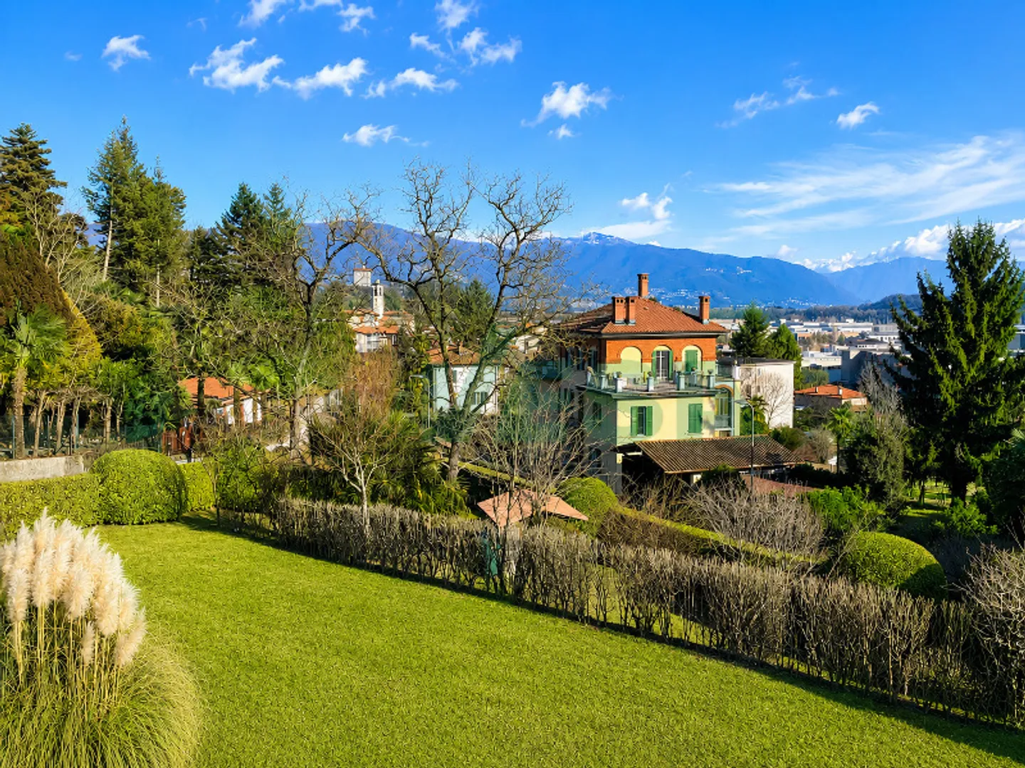 Elegante e spaziosa villa in stile mediterraneo con grande terreno - Photo 2 of 13