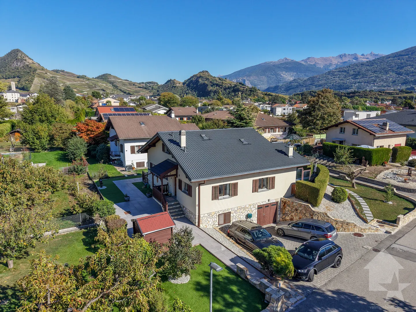Casa di villaggio ristrutturata con 7,5 stanze, grande giardino e terrazze - Foto 3 di 13